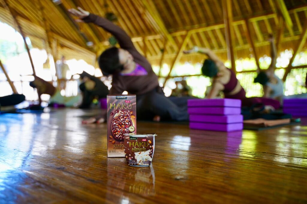 Peluncuran es krim Haku Almond Classic Deluxe oleh Glico Wings di Genius Cafe Bali untuk kampanye Stay Zen Gen Z.