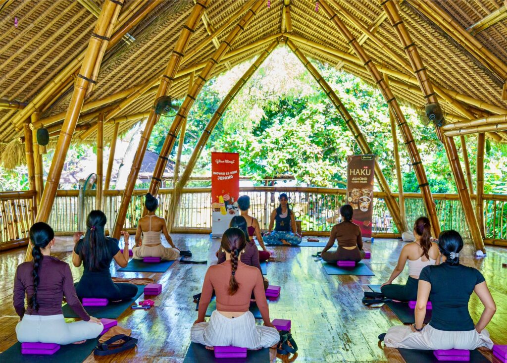 Peluncuran es krim Haku Almond Classic Deluxe oleh Glico Wings di Genius Cafe Bali untuk kampanye Stay Zen Gen Z.